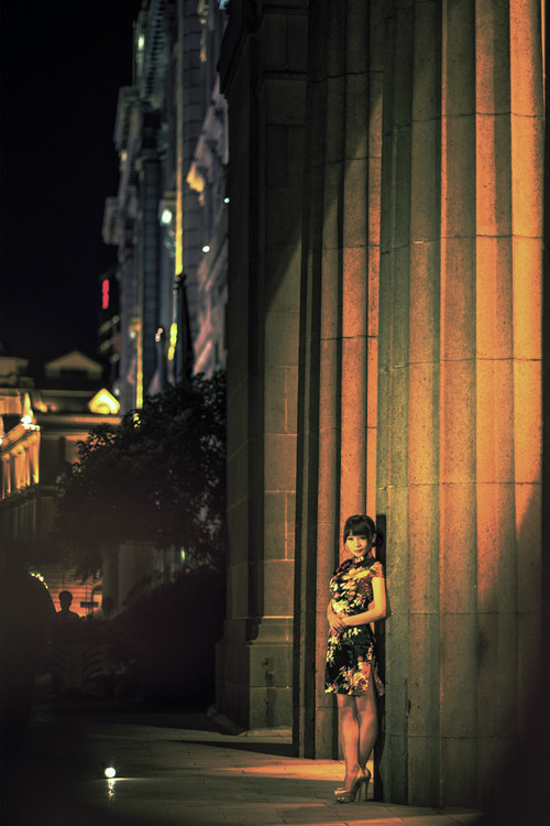 夜晚街道上的旗袍女子7