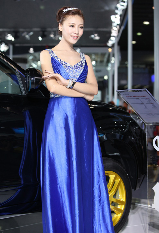 蓝色高贵长裙模特车展照片1