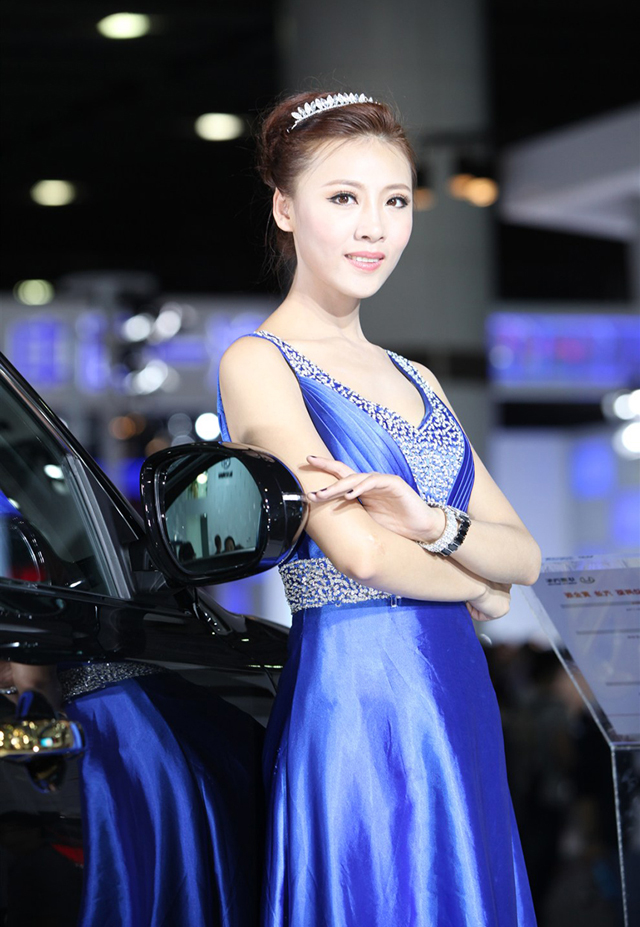 蓝色高贵长裙模特车展照片2