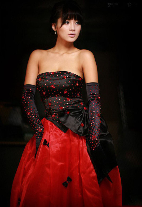 韩国美模林智慧高贵红裙装完美搭配1
