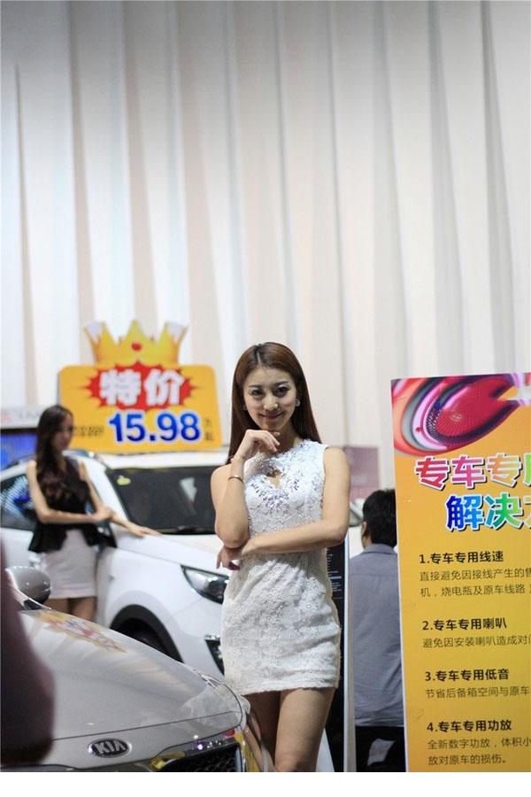 2013海南车展甜美车模10