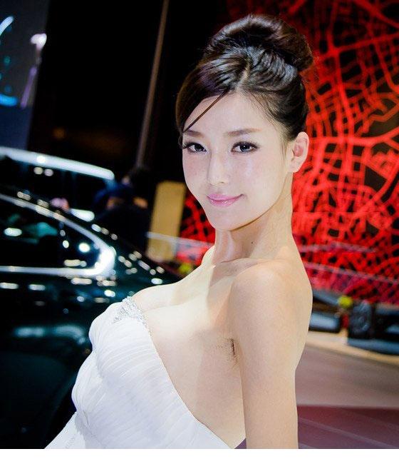 北京进口车展上的高贵气质美女车模1