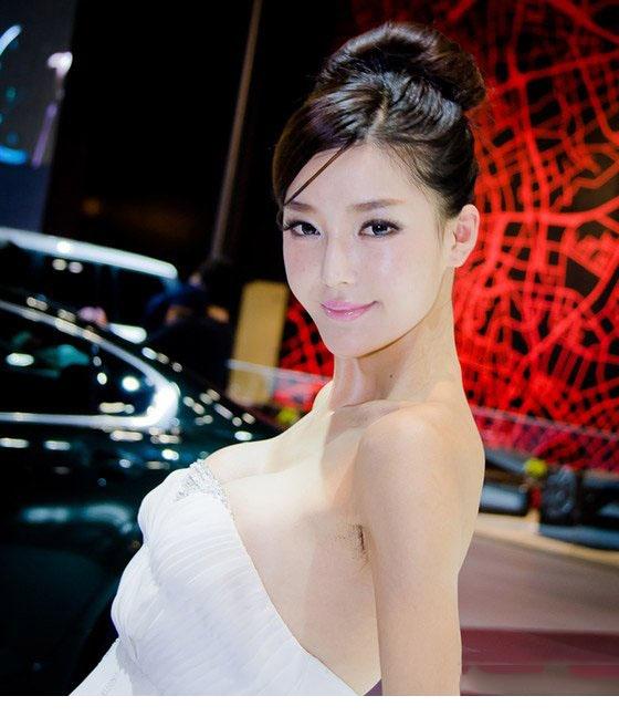 北京进口车展上的高贵气质美女车模7