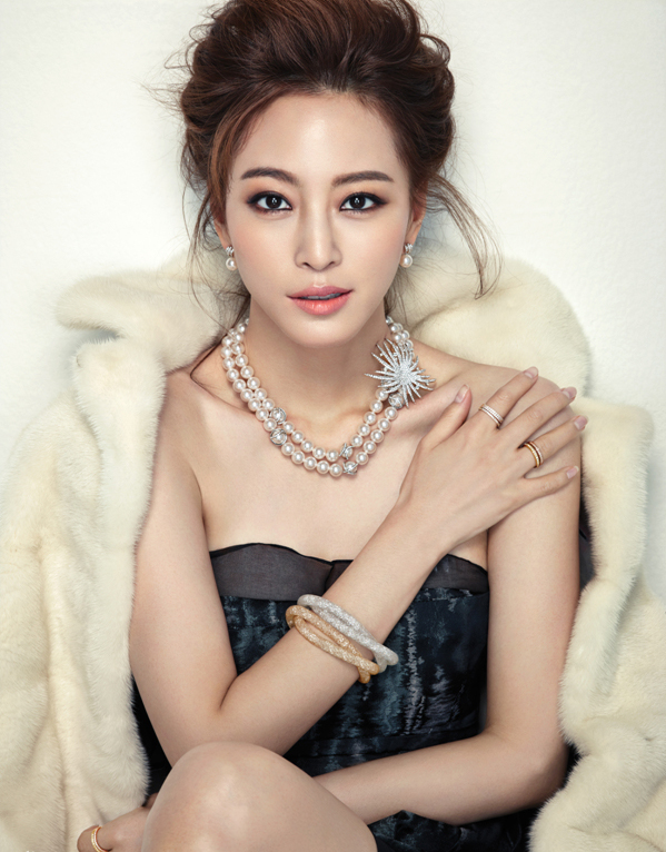 韩国女星韩艺瑟时尚写真 尽显高贵优雅气质1
