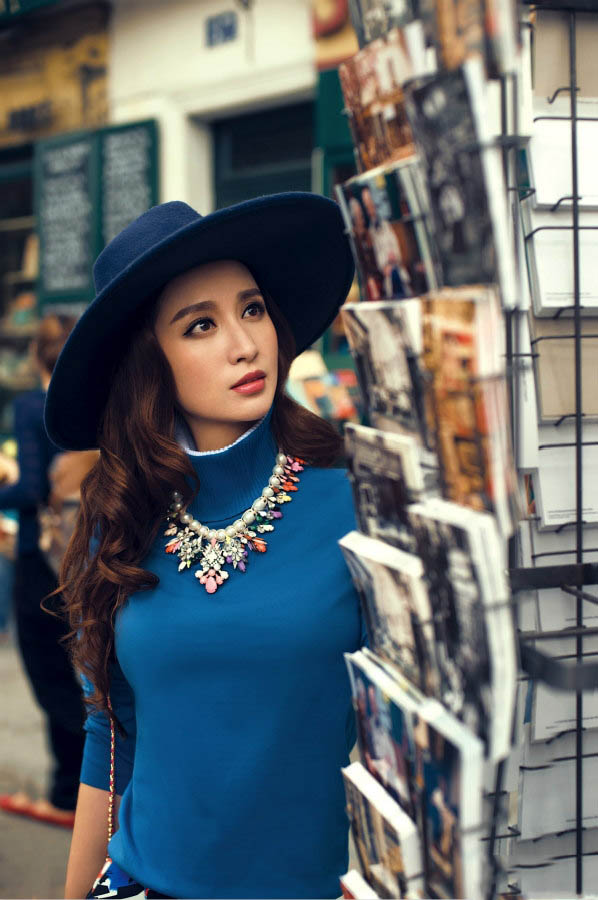 张萌巴黎街头时尚写真 蓝色上衣印花裙美极了3