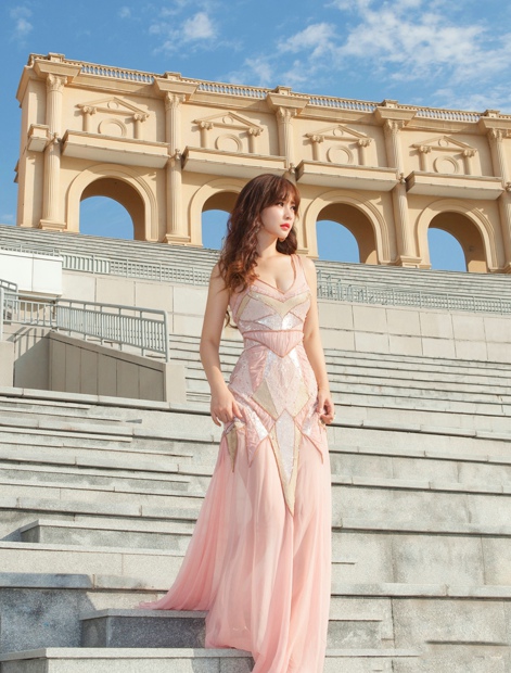 柳岩淡粉色紧身长裙秀迷人曲线2