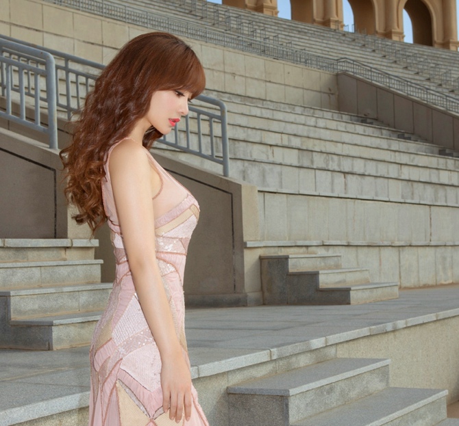柳岩淡粉色紧身长裙秀迷人曲线3