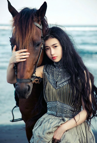 国民第一美女张辛苑与马儿的照片1