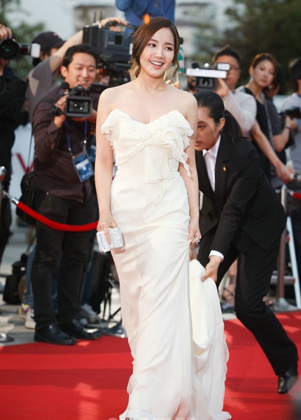 朴敏英出席百想艺术大赏颁奖典礼 白色长裙尽显完美身材2