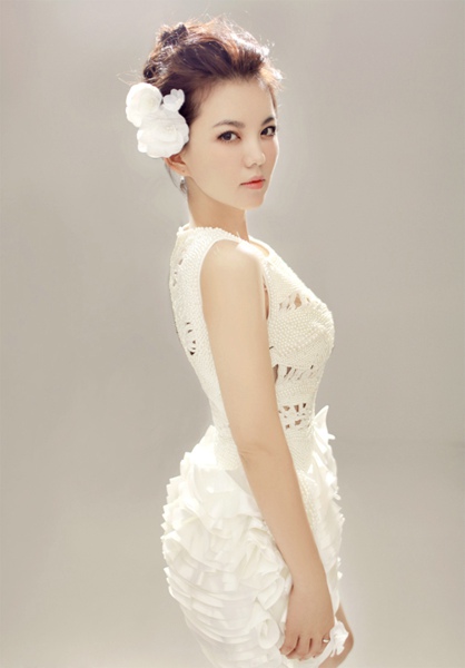 李湘唯美写真照 白裙子显清新3