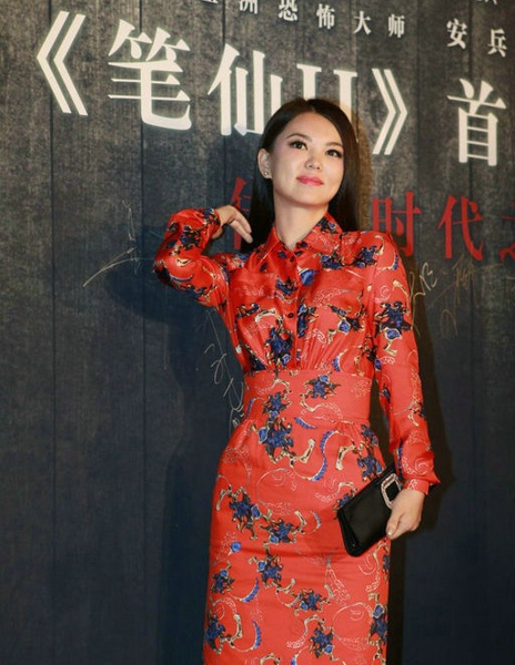 《笔仙2》首映礼 李湘身穿红色连衣裙出席5