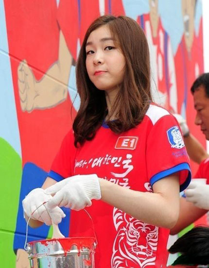红衣精灵金妍儿助威韩国世界杯 清纯甜美笑容迷倒众人7