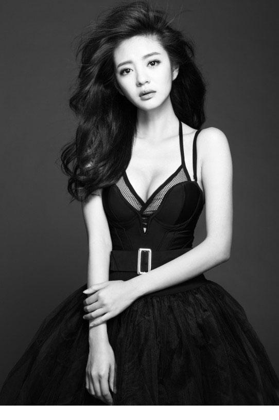 安以轩最新时尚性感大片 黑白色调秀傲人身材4