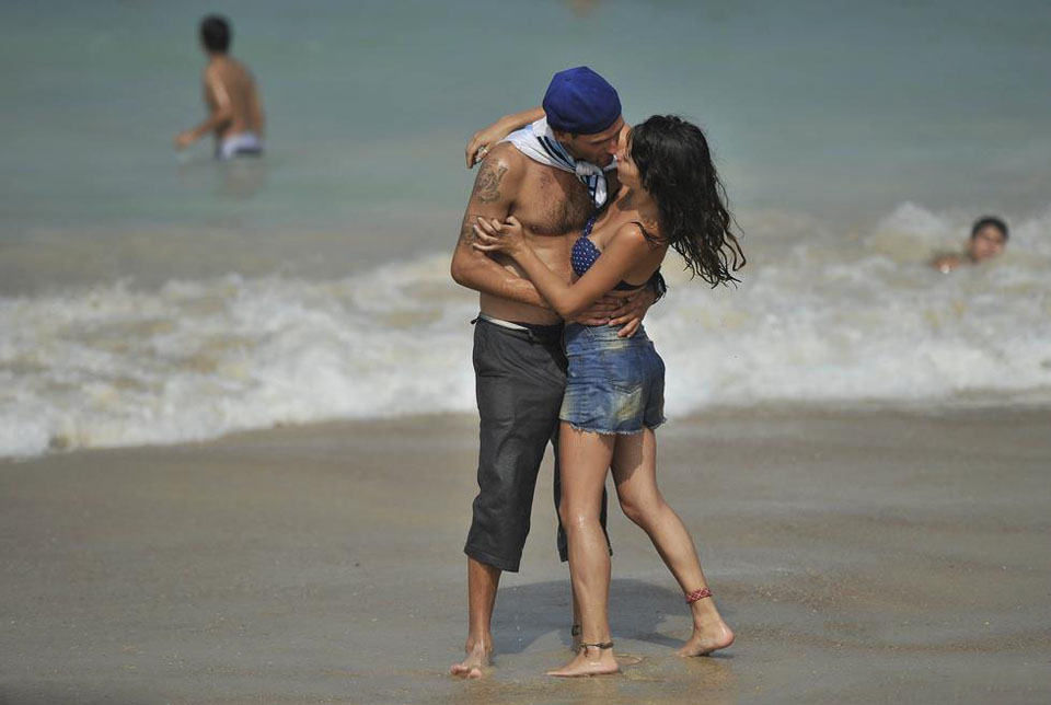 巴西海滩性感无边 女球迷戏水风情万种1