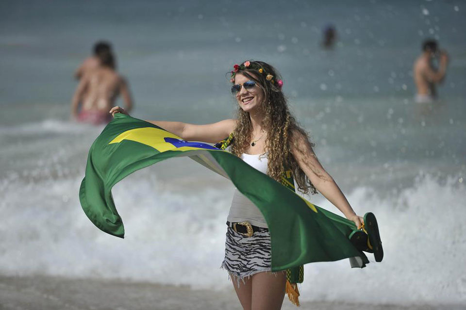 巴西海滩性感无边 女球迷戏水风情万种2