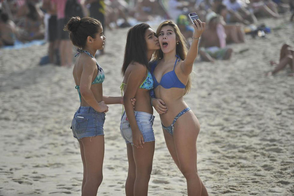 巴西海滩性感无边 女球迷戏水风情万种4