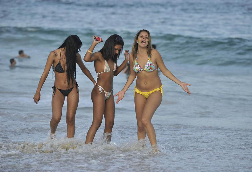 巴西海滩性感无边 女球迷戏水风情万种8