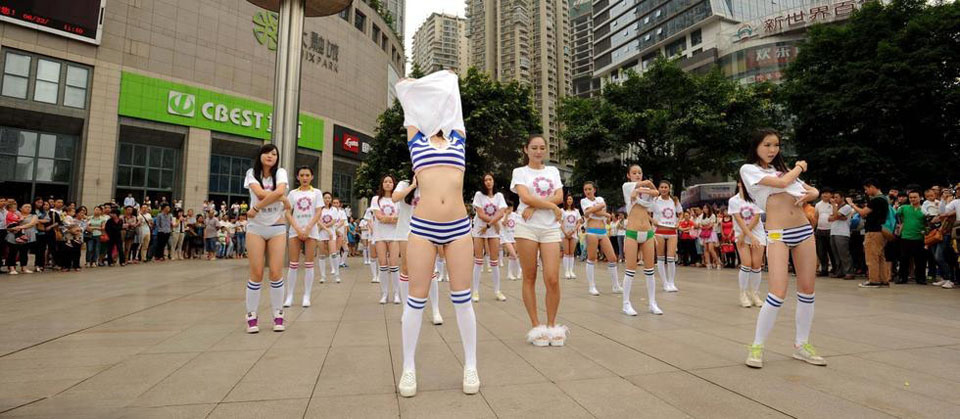 重庆32美女快闪挺世界杯 当众脱衣吸睛1