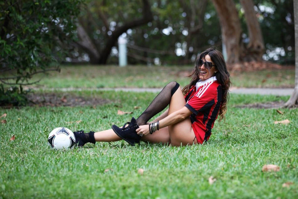 意大利超模穿着AC米兰球衣和黑色性感小内裤在公园练球1