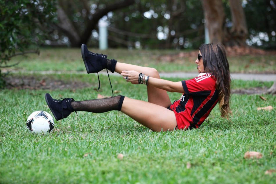 意大利超模穿着AC米兰球衣和黑色性感小内裤在公园练球5