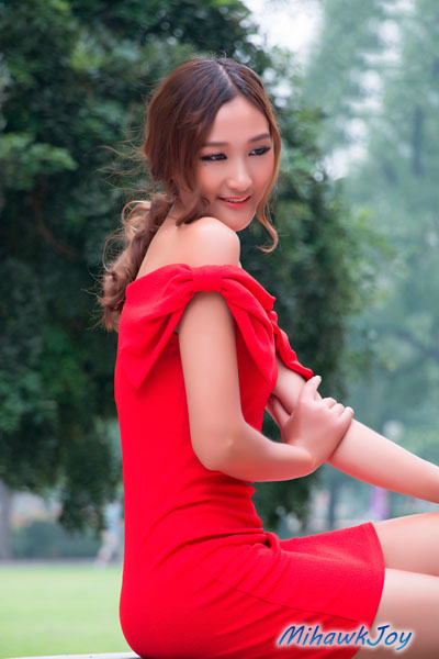 妖娆身材的红裙女子翘臀诱惑9