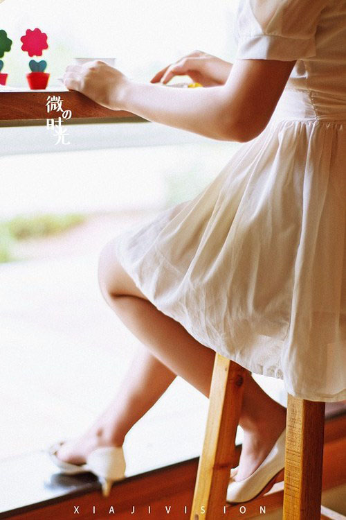 休闲咖啡厅里的可爱白裙少女6