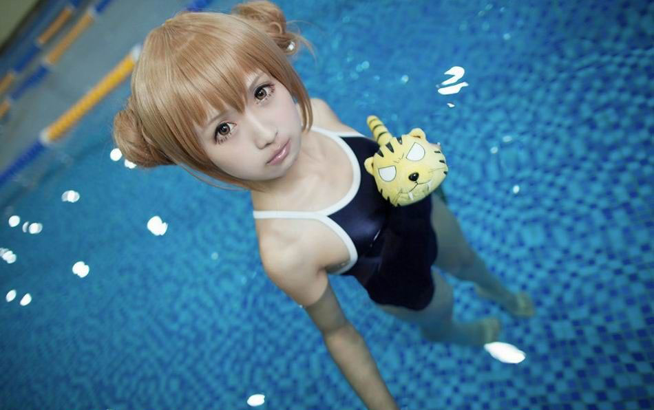 萌妹紧身泳装泳池高清cosplay2