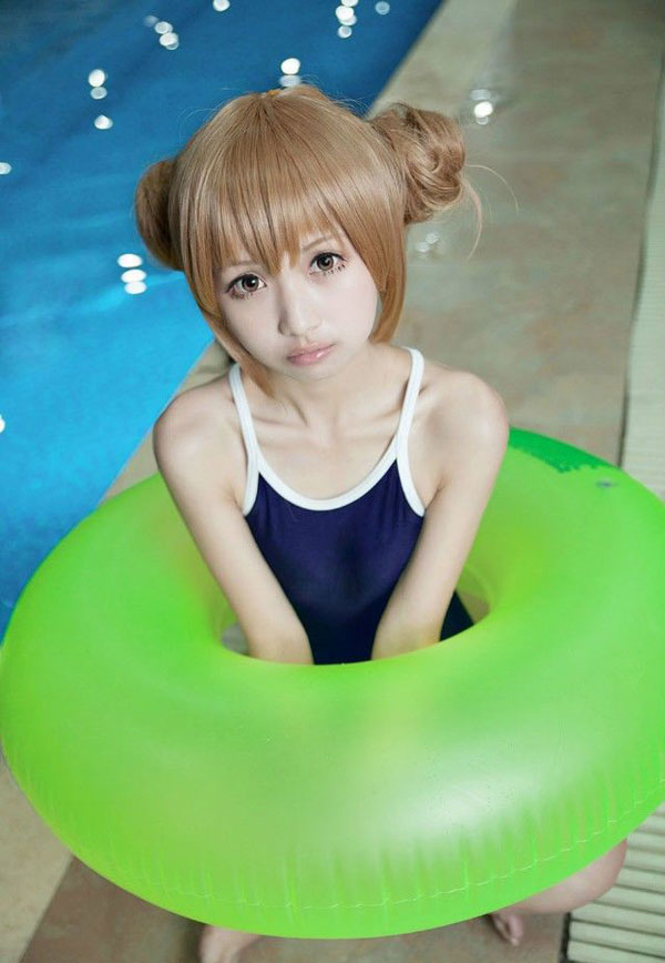 萌妹紧身泳装泳池高清cosplay8