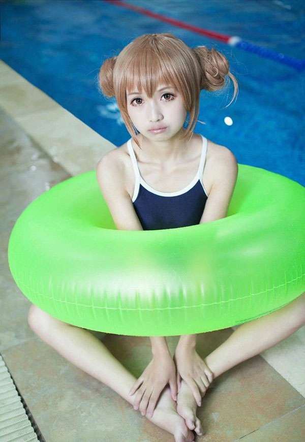 萌妹紧身泳装泳池高清cosplay9