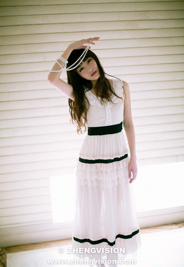 白色迷人裙装MM靓丽写真1