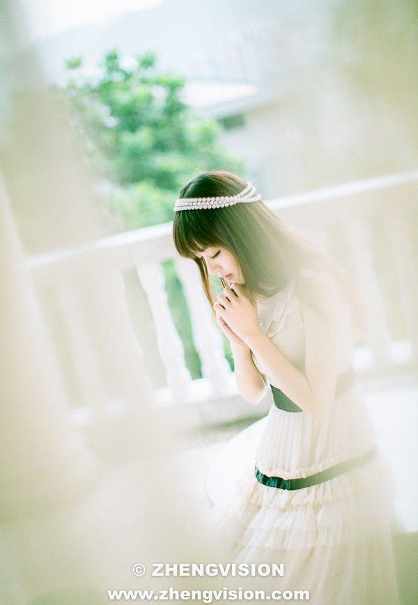 白色迷人裙装MM靓丽写真2