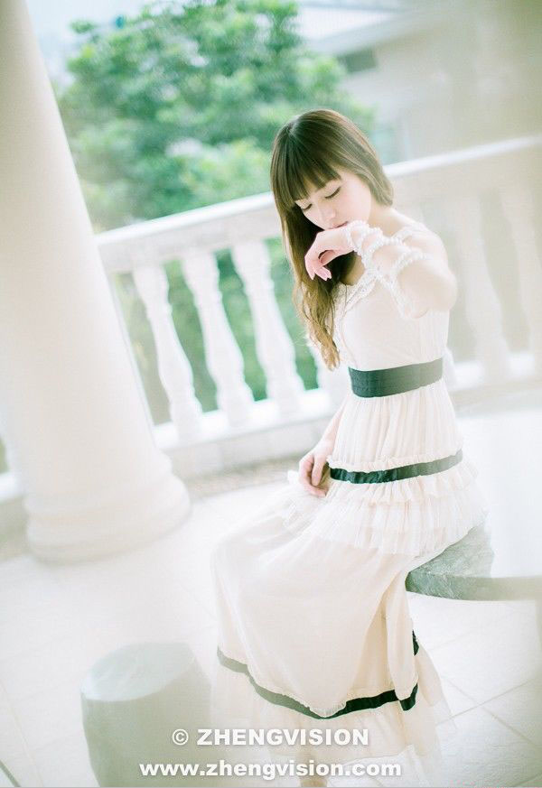 白色迷人裙装MM靓丽写真3