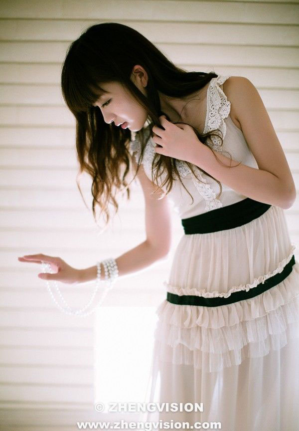 白色迷人裙装MM靓丽写真7