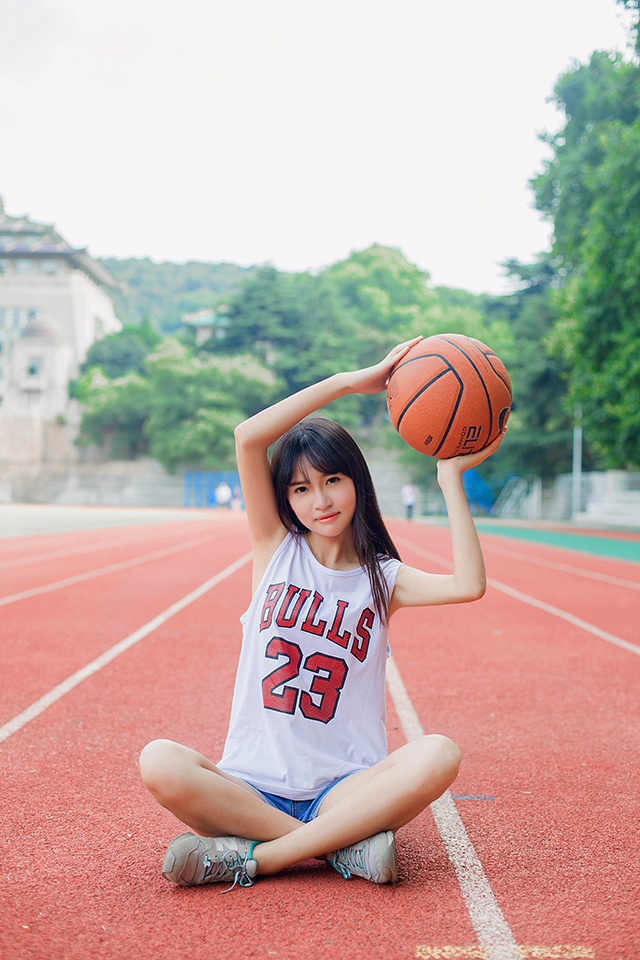 操场上可爱的篮球少女2