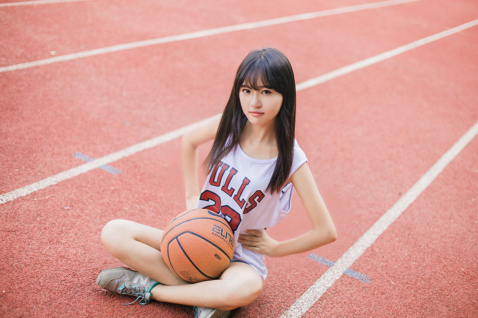 操场上可爱的篮球少女3