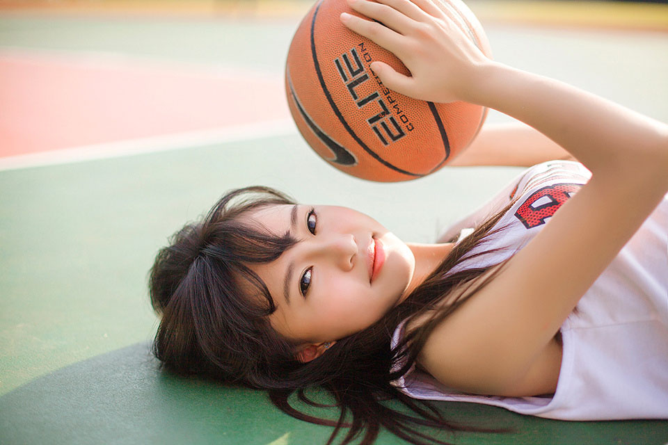 操场上可爱的篮球少女6