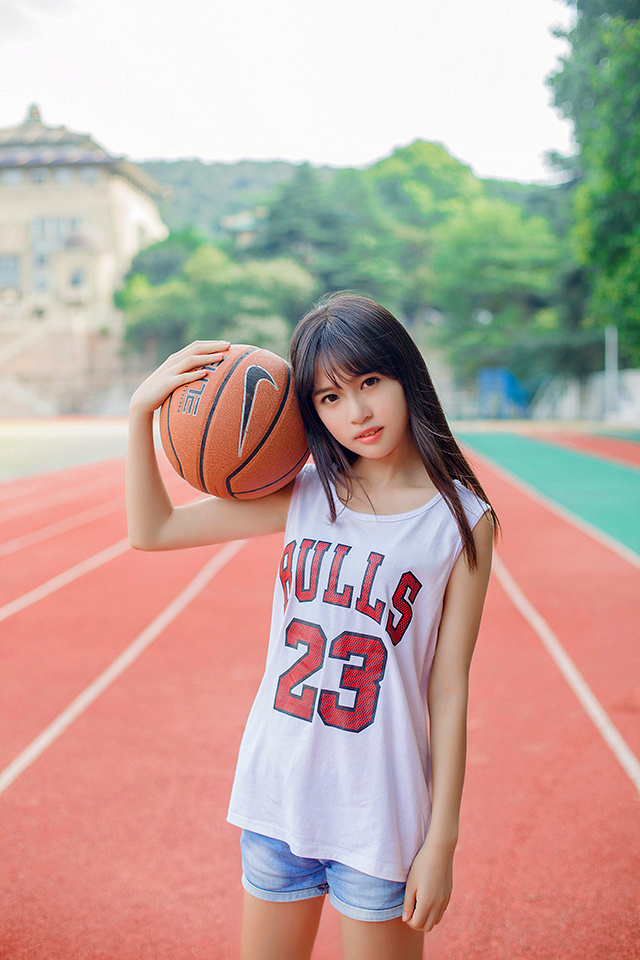 操场上可爱的篮球少女7