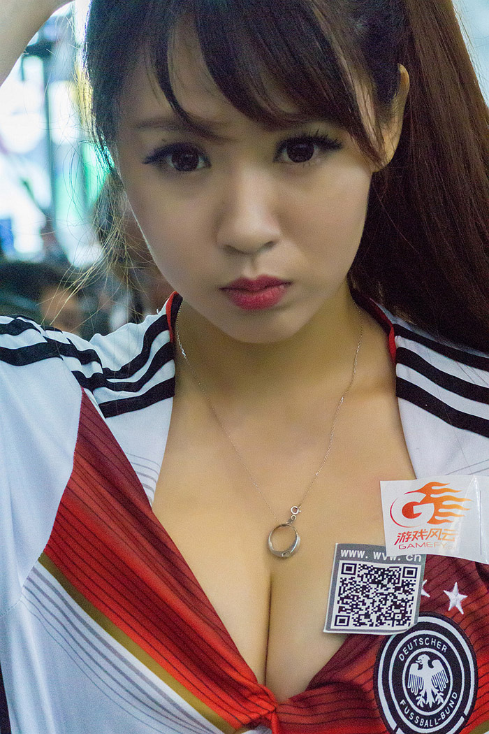 上海动漫展性感美女写真8