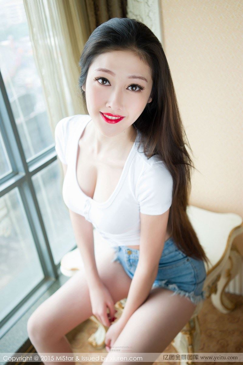 亚洲美女夏妍俏丽多姿性感长腿写真