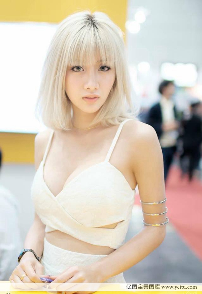 泰国美女模特傲人双峰冷艳性感气质写真