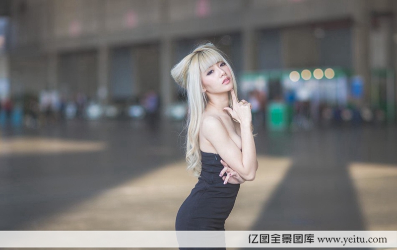 泰国美女模特傲人双峰冷艳性感气质写真