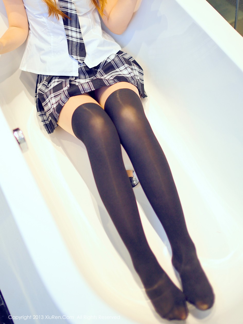 美女模特奈奈Fox学生制服诱惑浴缸室拍摄