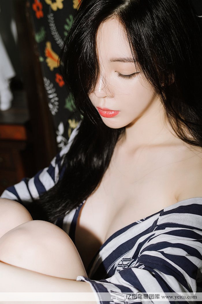 韩国美女Soy-Kim胸前白皙巨乳比基尼美腿诱惑