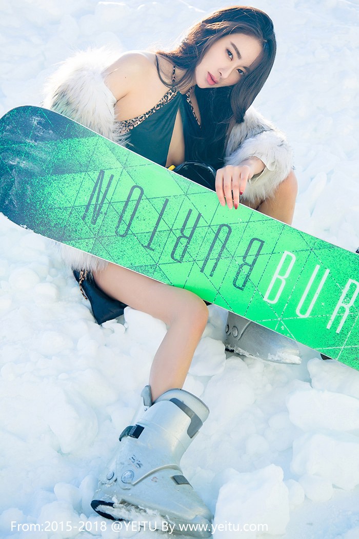 尤果网美女模特穆菲菲冰天雪地比基尼冷艳美腿写真