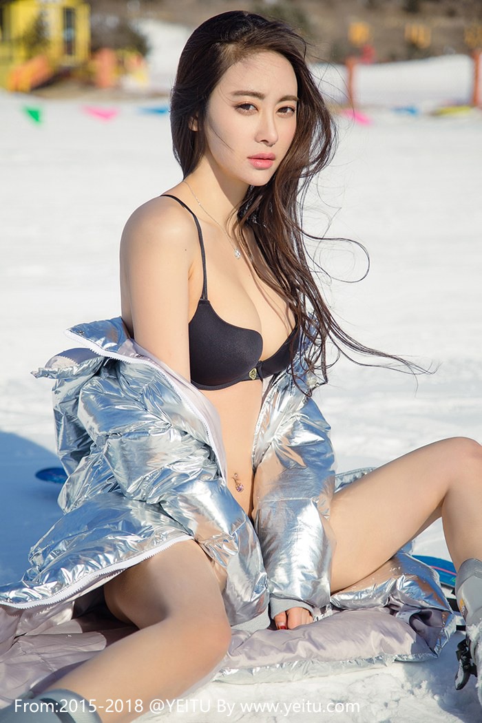 尤果网美女模特穆菲菲冰天雪地比基尼冷艳美腿写真