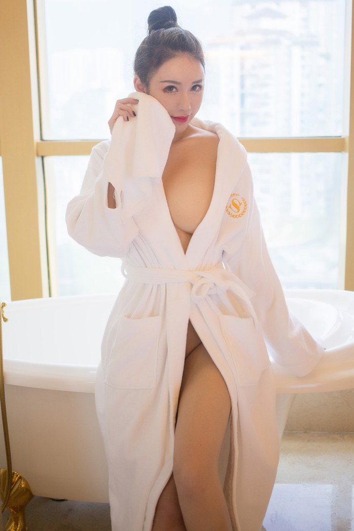 性感女神Egg尤妮丝白皙巨乳浴室湿身诱惑美图