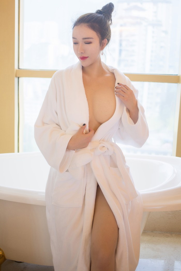 性感女神Egg尤妮丝白皙巨乳浴室湿身诱惑美图