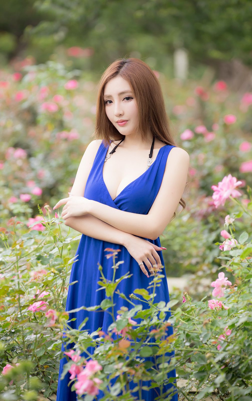 台湾性感美女模特赵芸唯美蓝色长裙户外气质写真