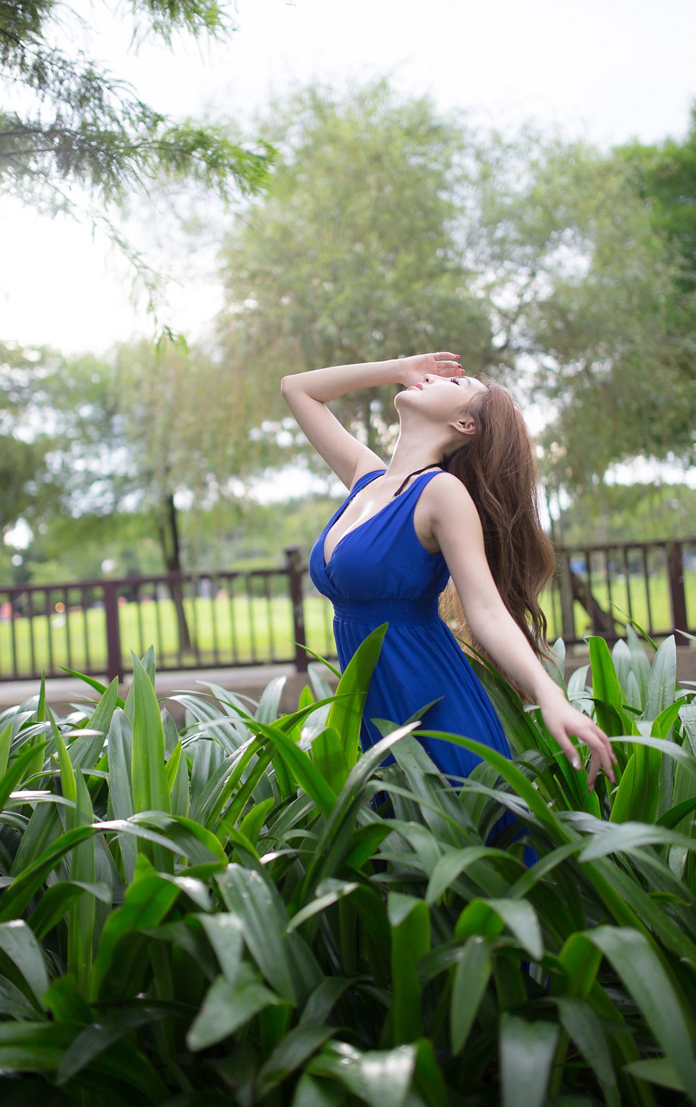 台湾性感美女模特赵芸唯美蓝色长裙户外气质写真