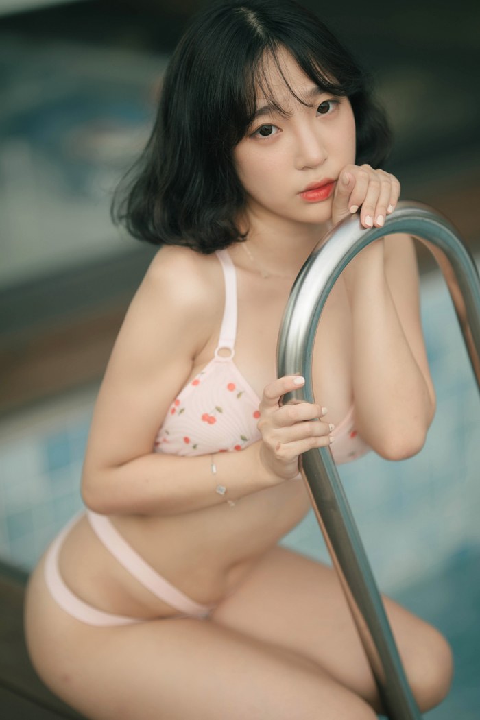 韩国美女卿卿泳池比基尼露爆乳内衣诱惑首套写真